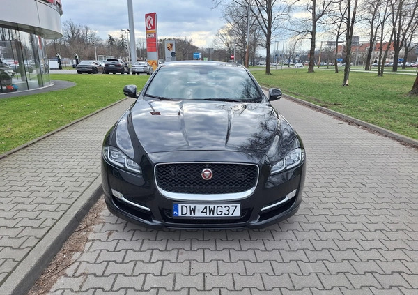 Jaguar XJ cena 120000 przebieg: 182000, rok produkcji 2015 z Wrocław małe 154